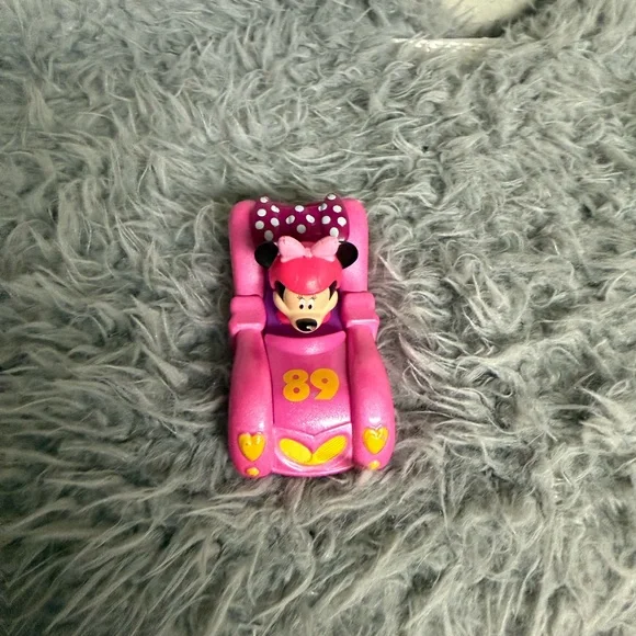 Disney Pink Minnie Mouse die cast Heart-Accent Ride-On Car - Picture 6 of 7